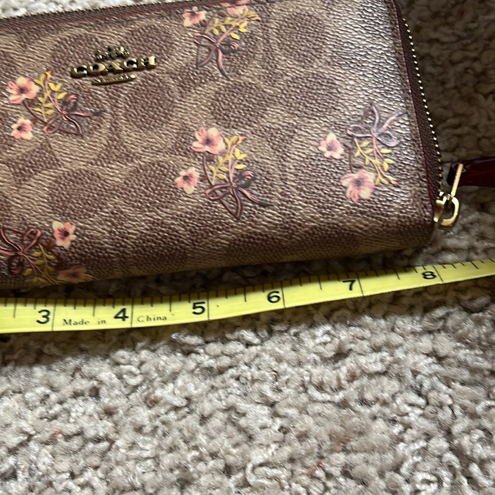 COACH NEW CONDITION ZIPPY FLOWERED WALLET - Picture 9 of 10